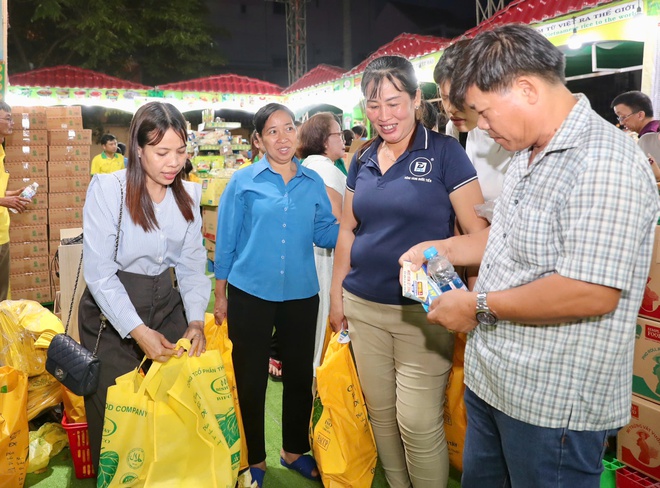 LĐLĐ TPHCM ch&iacute;nh thức khai mạc Th&aacute;ng C&ocirc;ng nh&acirc;n 2026 - Ảnh 13.