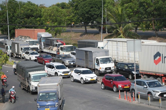 Cửa ng&otilde; ph&iacute;a T&acirc;y TPHCM đang &ugrave;n tắc, c&aacute;c xe di chuyển rất chậm - Ảnh 7.