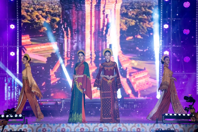 Đ&agrave;m Vĩnh Hưng v&agrave; con trai diễn &aacute;o d&agrave;i Việt H&ugrave;ng  - Ảnh 15.