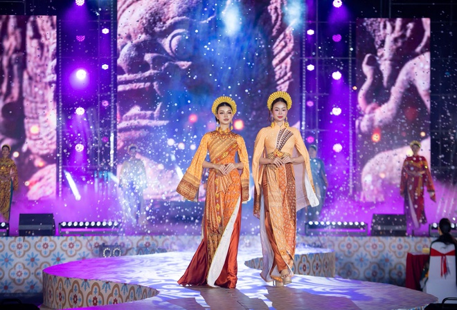 Đ&agrave;m Vĩnh Hưng v&agrave; con trai diễn &aacute;o d&agrave;i Việt H&ugrave;ng  - Ảnh 12.