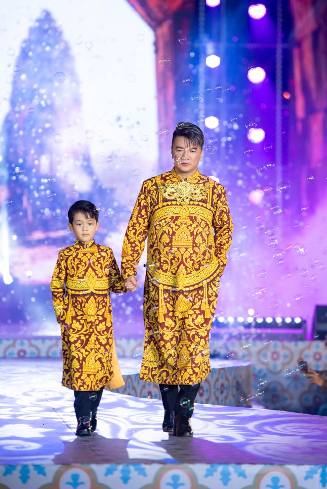 Đ&agrave;m Vĩnh Hưng v&agrave; con trai diễn &aacute;o d&agrave;i Việt H&ugrave;ng  - Ảnh 14.