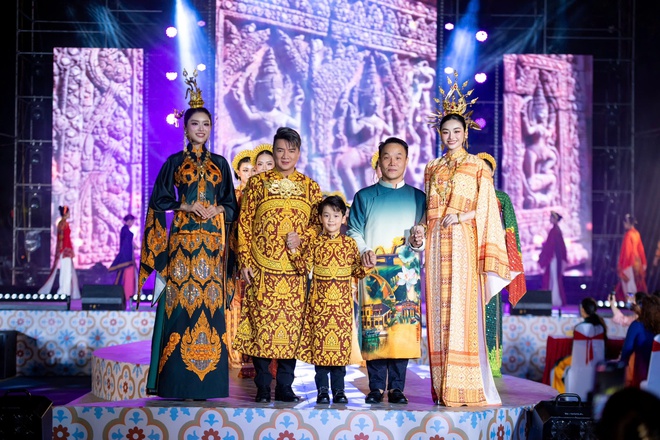 Đ&agrave;m Vĩnh Hưng v&agrave; con trai diễn &aacute;o d&agrave;i Việt H&ugrave;ng  - Ảnh 3.