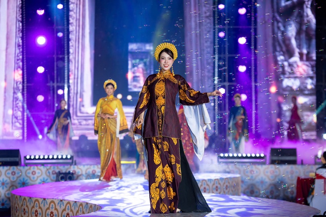 Đ&agrave;m Vĩnh Hưng v&agrave; con trai diễn &aacute;o d&agrave;i Việt H&ugrave;ng  - Ảnh 6.