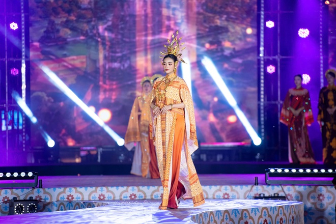 Đ&agrave;m Vĩnh Hưng v&agrave; con trai diễn &aacute;o d&agrave;i Việt H&ugrave;ng  - Ảnh 8.