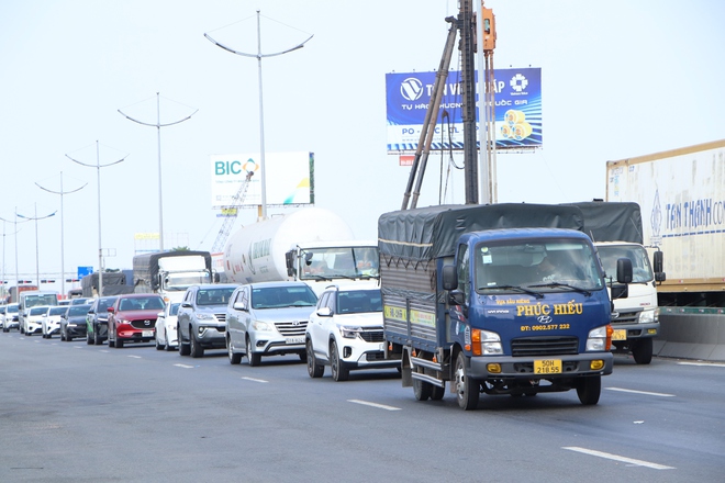 Cửa ng&otilde; ph&iacute;a T&acirc;y TPHCM đang &ugrave;n tắc, c&aacute;c xe di chuyển rất chậm - Ảnh 9.