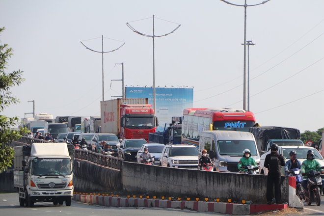 Cửa ng&otilde; ph&iacute;a T&acirc;y TPHCM đang &ugrave;n tắc, c&aacute;c xe di chuyển rất chậm - Ảnh 8.