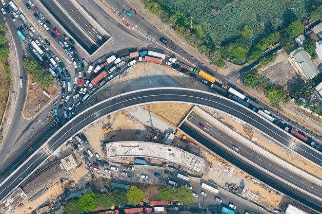 Ph&iacute;a Đ&ocirc;ng TPHCM đang xảy ra &ugrave;n ứ giao th&ocirc;ng k&eacute;o d&agrave;i - Ảnh 7.