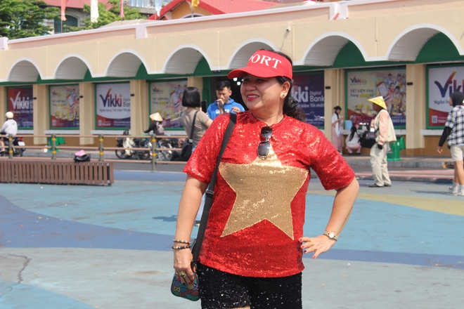 TP HCM rực rỡ sắc đỏ ng&agrave;y 30-4: Nối d&agrave;i mạch cảm x&uacute;c từ dấu ấn nửa thế kỷ - Ảnh 2.