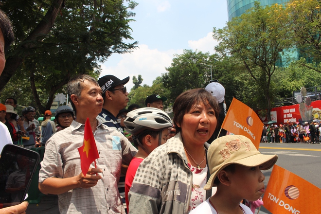 H&agrave;ng ng&agrave;n người d&acirc;n cổ vũ tại đ&iacute;ch đến C&uacute;p xe đạp truyền h&igrave;nh TP HCM  - Ảnh 2.