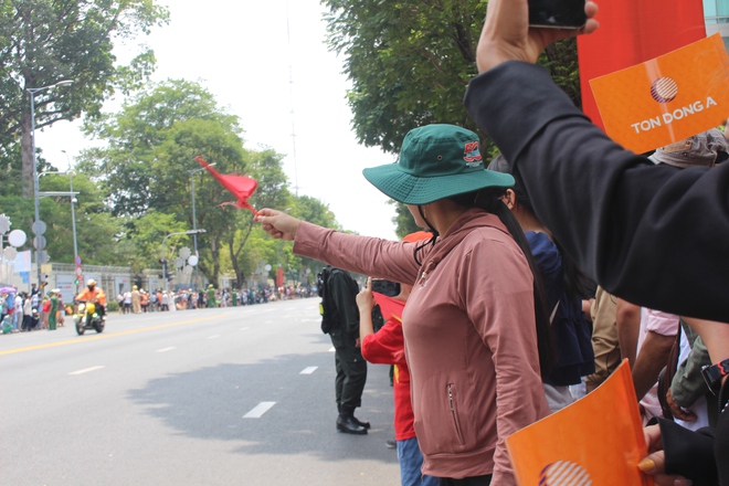 H&agrave;ng ng&agrave;n người d&acirc;n cổ vũ tại đ&iacute;ch đến C&uacute;p xe đạp truyền h&igrave;nh TP HCM  - Ảnh 3.