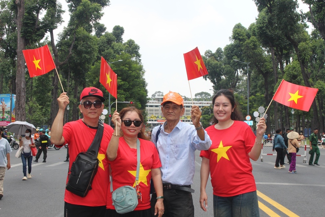 TP HCM rực rỡ sắc đỏ ng&agrave;y 30-4: Nối d&agrave;i mạch cảm x&uacute;c từ dấu ấn nửa thế kỷ - Ảnh 1.