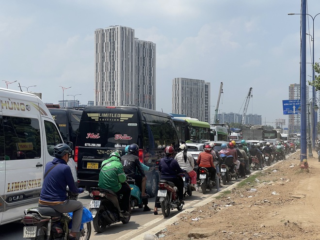 Ph&iacute;a Đ&ocirc;ng TPHCM đang xảy ra &ugrave;n ứ giao th&ocirc;ng k&eacute;o d&agrave;i - Ảnh 8.