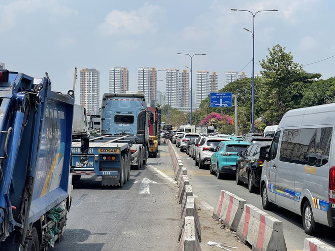 Ph&iacute;a Đ&ocirc;ng TPHCM đang xảy ra &ugrave;n ứ giao th&ocirc;ng k&eacute;o d&agrave;i - Ảnh 5.