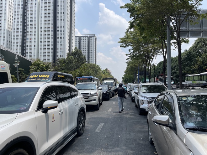 Ph&iacute;a Đ&ocirc;ng TPHCM đang xảy ra &ugrave;n ứ giao th&ocirc;ng k&eacute;o d&agrave;i - Ảnh 3.