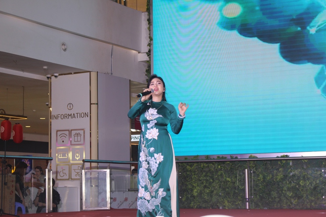 Lady Phương Th&ugrave;y c&ugrave;ng d&agrave;n nghệ sĩ kh&eacute;p lại Lễ hội "T&ocirc;n vinh c&agrave; ph&ecirc; - tr&agrave; Việt" lần thứ 4  - Ảnh 1.