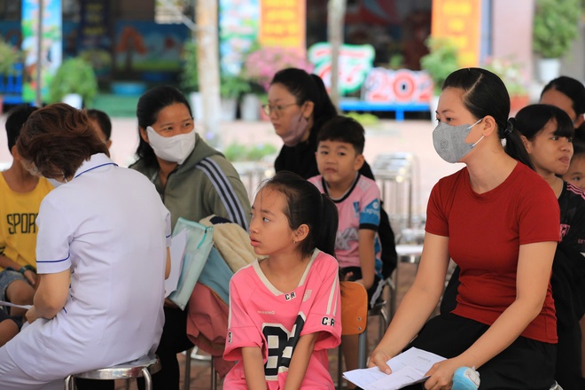 Hai vợ chồng U80 lần đầu được kh&aacute;m sức khỏe  - Ảnh 10.