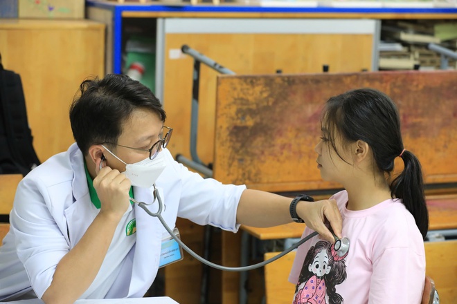 Hai vợ chồng U80 lần đầu được kh&aacute;m sức khỏe  - Ảnh 9.