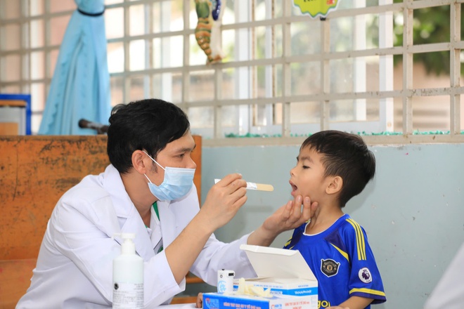 Hai vợ chồng U80 lần đầu được kh&aacute;m sức khỏe  - Ảnh 11.