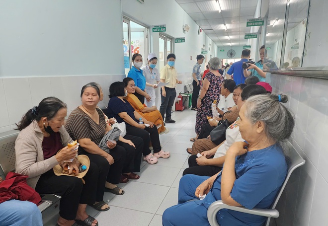 Hai vợ chồng U80 lần đầu được kh&aacute;m sức khỏe  - Ảnh 3.