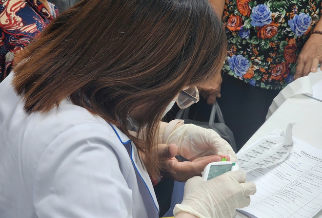 Hai vợ chồng U80 lần đầu được kh&aacute;m sức khỏe  - Ảnh 4.