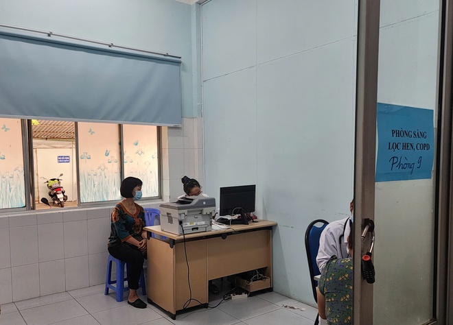 Hai vợ chồng U80 lần đầu được kh&aacute;m sức khỏe  - Ảnh 5.