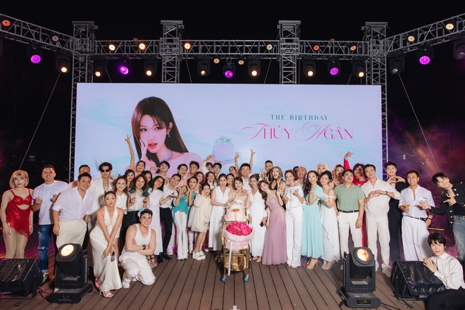 Th&uacute;y Ng&acirc;n rực rỡ tr&ecirc;n du thuyền  - Ảnh 3.