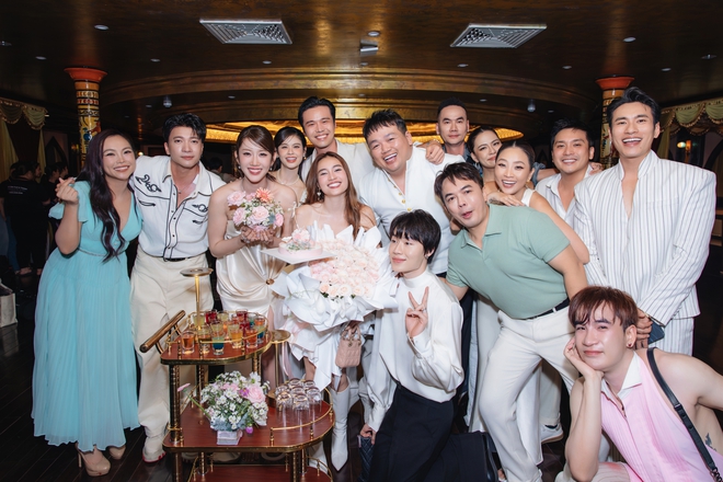 Th&uacute;y Ng&acirc;n rực rỡ tr&ecirc;n du thuyền  - Ảnh 2.