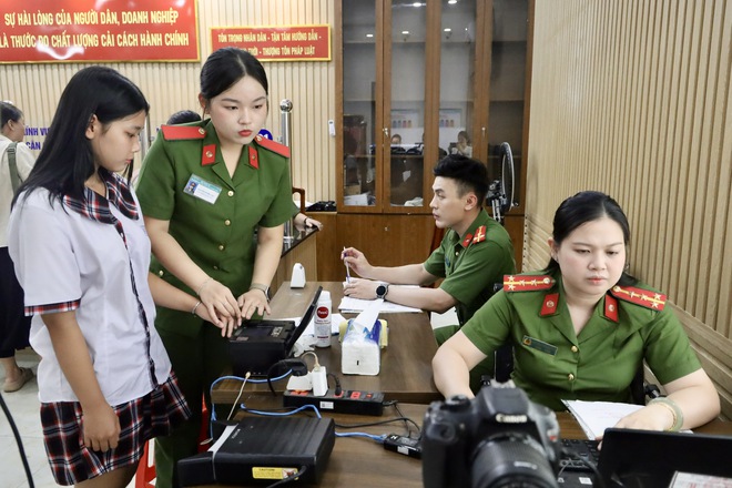 C&ocirc;ng an một x&atilde; tại TPHCM chuẩn bị b&aacute;nh kẹo phục vụ c&ocirc;ng d&acirc;n &ldquo;nh&iacute;&rdquo; lần đầu l&agrave;m căn cước - Ảnh 8.