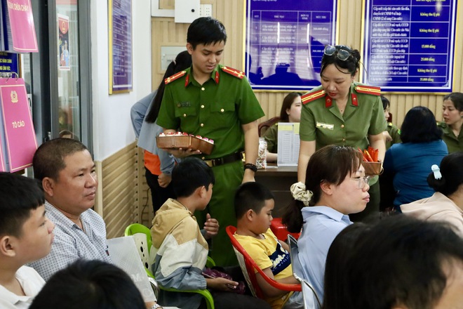 C&ocirc;ng an một x&atilde; tại TPHCM chuẩn bị b&aacute;nh kẹo phục vụ c&ocirc;ng d&acirc;n &ldquo;nh&iacute;&rdquo; lần đầu l&agrave;m căn cước - Ảnh 4.