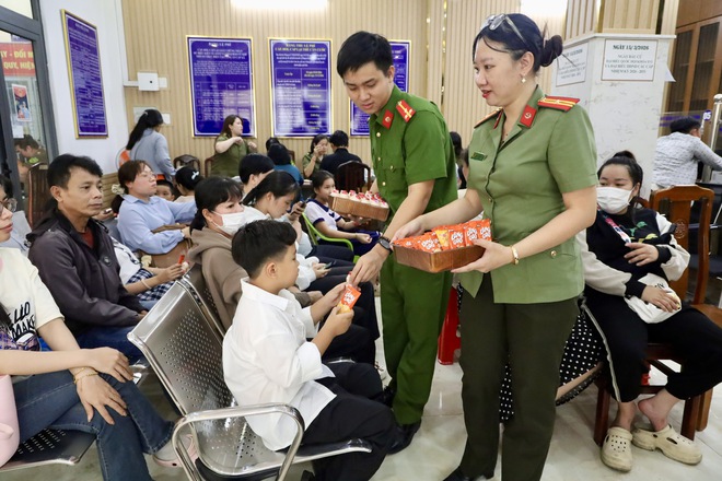 C&ocirc;ng an một x&atilde; tại TPHCM chuẩn bị b&aacute;nh kẹo phục vụ c&ocirc;ng d&acirc;n &ldquo;nh&iacute;&rdquo; lần đầu l&agrave;m căn cước - Ảnh 3.