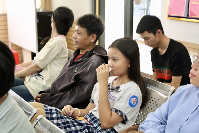 C&ocirc;ng an một x&atilde; tại TPHCM chuẩn bị b&aacute;nh kẹo phục vụ c&ocirc;ng d&acirc;n &ldquo;nh&iacute;&rdquo; lần đầu l&agrave;m căn cước - Ảnh 6.