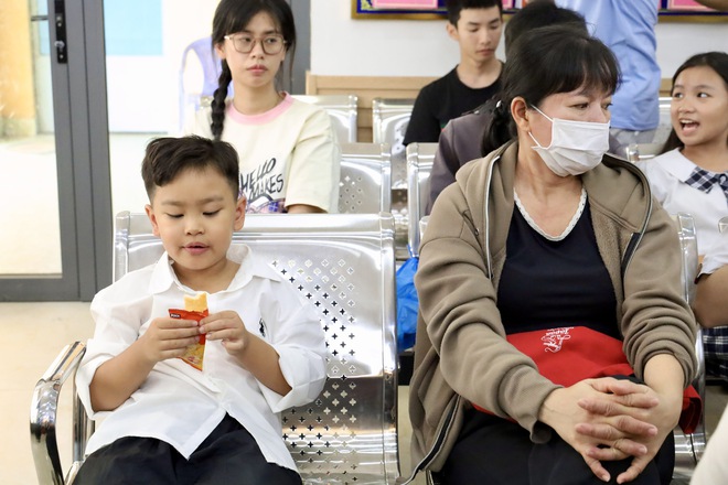C&ocirc;ng an một x&atilde; tại TPHCM chuẩn bị b&aacute;nh kẹo phục vụ c&ocirc;ng d&acirc;n &ldquo;nh&iacute;&rdquo; lần đầu l&agrave;m căn cước - Ảnh 5.