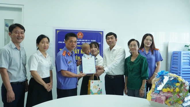 B&eacute; trai 2 tuổi bị bạo h&agrave;nh được cấp giấy khai sinh - Ảnh 1.