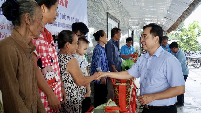 Rực sắc cờ đỏ tr&ecirc;n tuyến đường n&ocirc;ng th&ocirc;n x&atilde; B&igrave;nh Hưng - Ảnh 8.