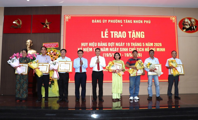 Trao huy hiệu Đảng - Ảnh 3.