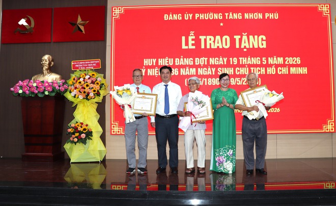 Trao huy hiệu Đảng - Ảnh 4.