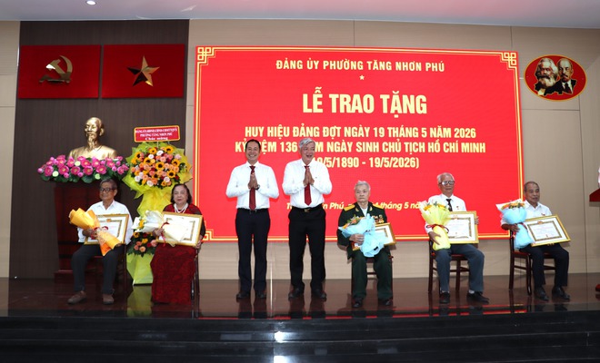 Trao huy hiệu Đảng - Ảnh 5.