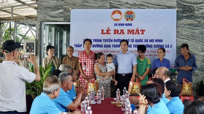 Rực sắc cờ đỏ tr&ecirc;n tuyến đường n&ocirc;ng th&ocirc;n x&atilde; B&igrave;nh Hưng - Ảnh 7.