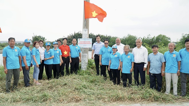 Rực sắc cờ đỏ tr&ecirc;n tuyến đường n&ocirc;ng th&ocirc;n x&atilde; B&igrave;nh Hưng - Ảnh 3.