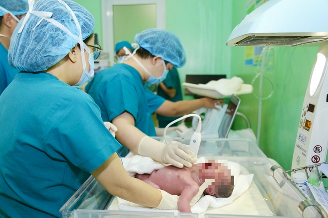 Đỉnh cao của y học hiện nay l&agrave; điều trị cho thai nhi ngay khi c&ograve;n trong bụng mẹ. - Ảnh 2.