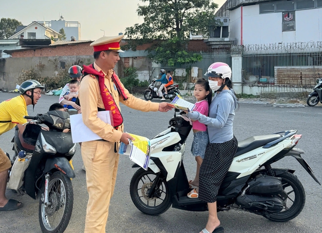 CSGT TPHCM khuyến c&aacute;o kh&ocirc;ng tụ tập chụp ảnh ở khu vực "biển G&ograve; Vấp" - Ảnh 4.