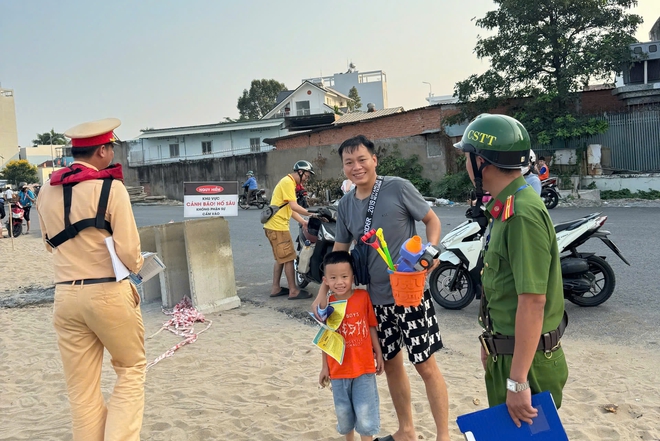 CSGT TPHCM khuyến c&aacute;o kh&ocirc;ng tụ tập chụp ảnh ở khu vực "biển G&ograve; Vấp" - Ảnh 3.