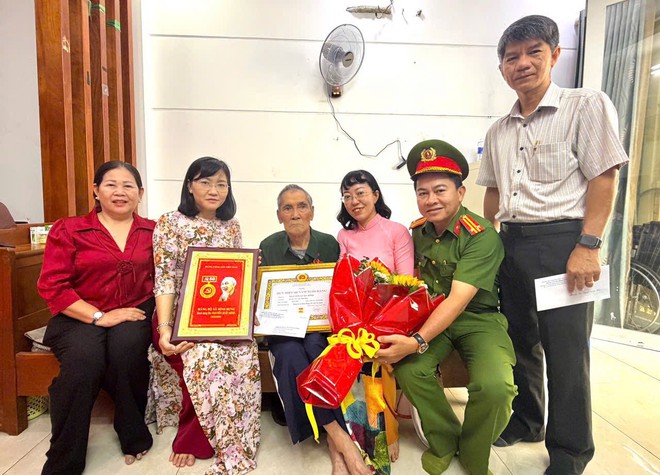 TPHCM: 31 đảng viên xã Bình Hưng nhận Huy hiệu Đảng - Ảnh 6.