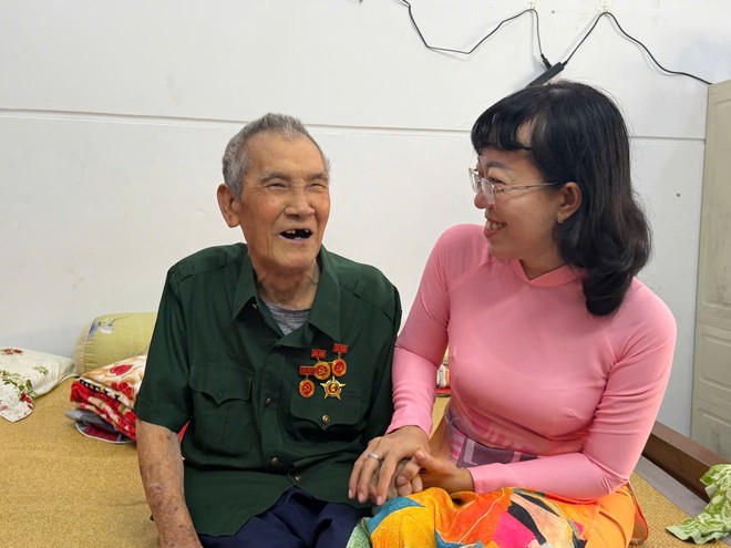 TPHCM: 31 đảng viên xã Bình Hưng nhận Huy hiệu Đảng - Ảnh 8.
