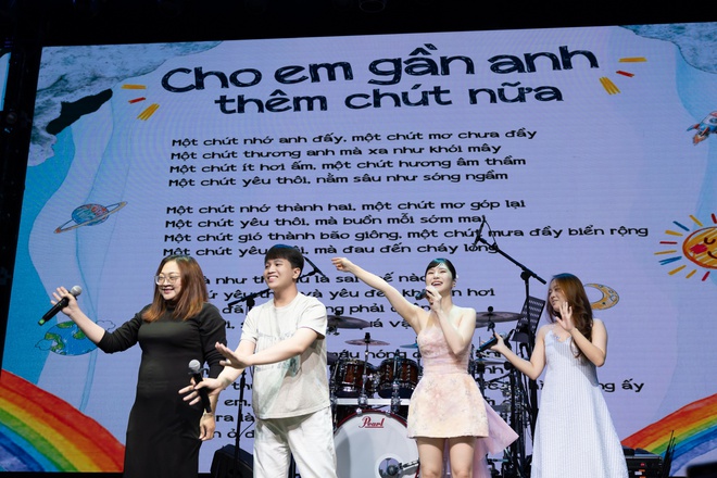 Khoảnh khắc tinh tế của Hương Tr&agrave;m khi hỗ trợ kh&aacute;n giả cầu h&ocirc;n  - Ảnh 2.