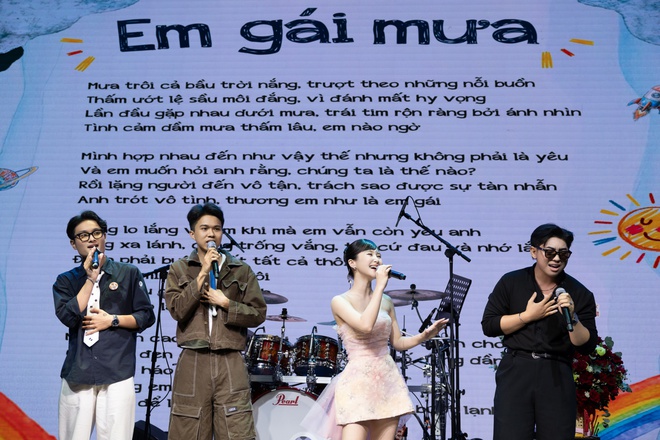 Khoảnh khắc tinh tế của Hương Tr&agrave;m khi hỗ trợ kh&aacute;n giả cầu h&ocirc;n  - Ảnh 6.
