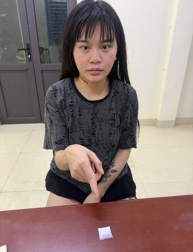Quản l&yacute; v&agrave; nh&acirc;n vi&ecirc;n đưa đ&oacute;n qu&aacute;n karaoke cung cấp ma t&uacute;y cho nh&acirc;n vi&ecirc;n dịch vụ - Ảnh 1.