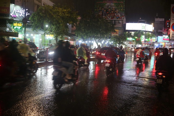 TPHCM: Sấm chớp li&ecirc;n hồi, mưa lớn tr&uacute;t xuống nhiều nơi - Ảnh 3.