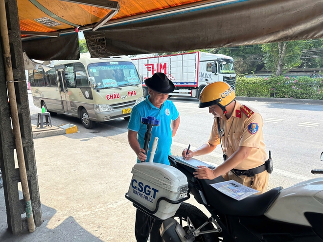 CSGT TPHCM xử phạt vi phạm giao th&ocirc;ng trong cao điểm 45 ng&agrave;y - Ảnh 2.