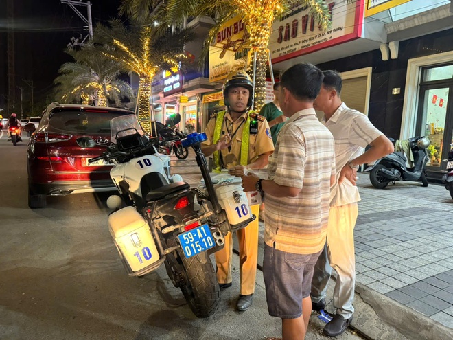CSGT TPHCM xử phạt vi phạm giao th&ocirc;ng trong cao điểm 45 ng&agrave;y - Ảnh 4.